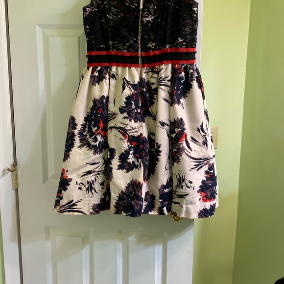 Black Lace Bodice Floral Skirt Dress with Red Waistband - Picture 4 of 8